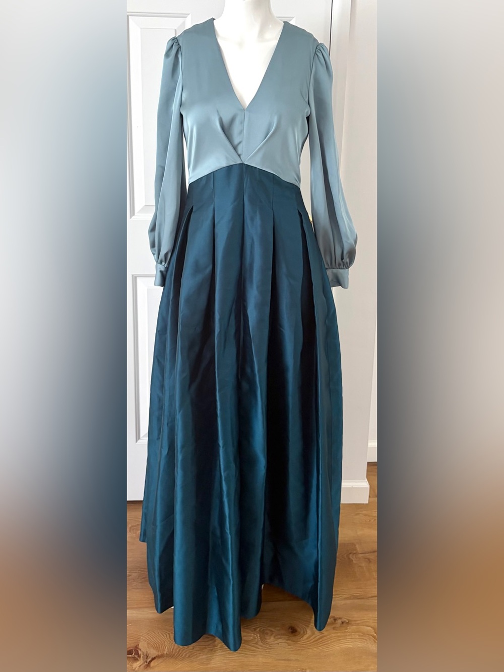 NWT Sachin and Babi . V-Neck Two-Tone Maxi gorgeous formal dress.